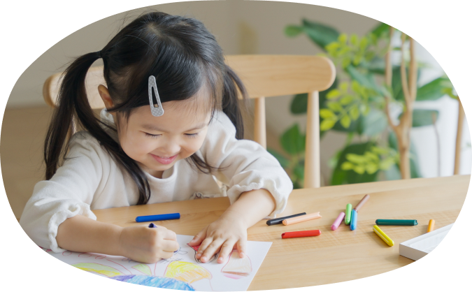 女の子がお絵かきしてる写真